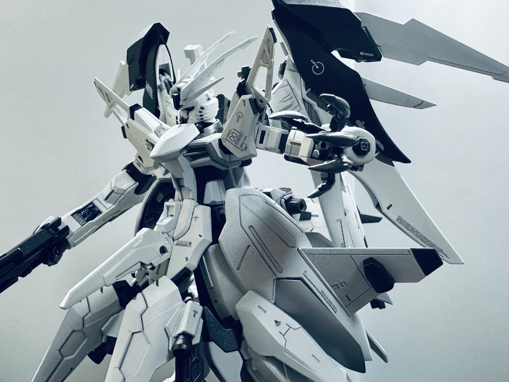 腰部は、シルエットがドレスやロングコートのようになるよう改造したのですが、そういったスマートさよりも壊獣ぽさは否めない…