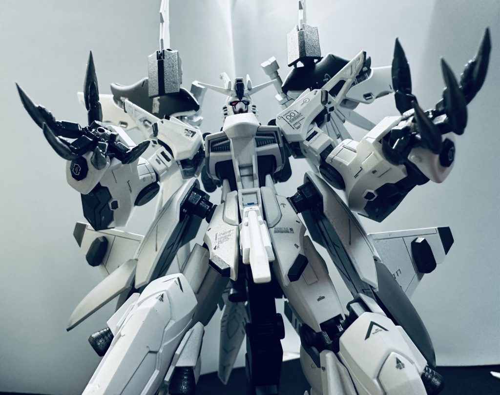 正面迫真のオッドアイ、ラピーテープは良い発光してくれて好きです。切る時貼る時は憤死しそうになりますが…