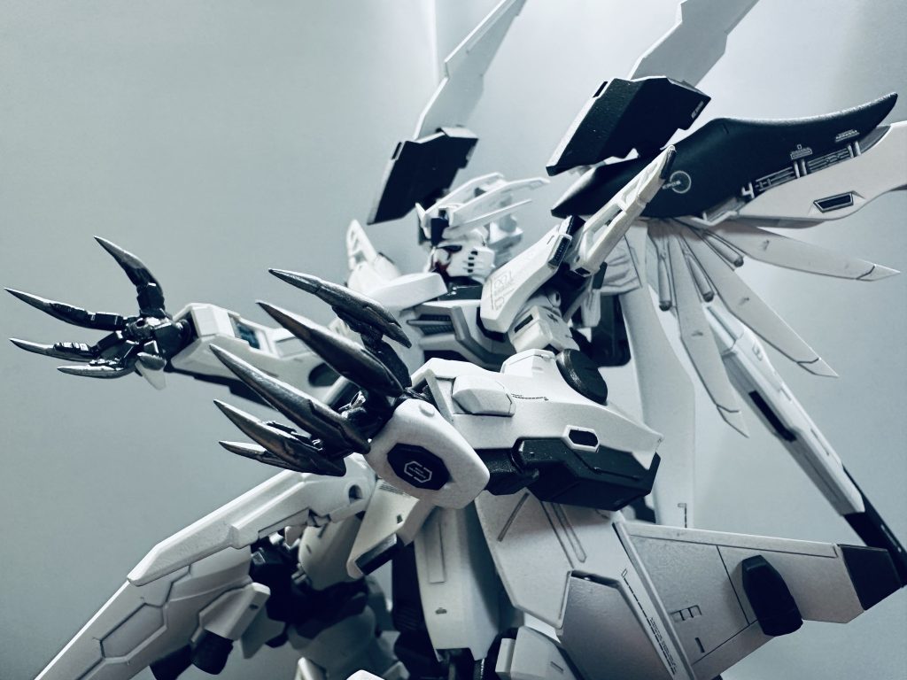 手のアピール基本はガンメタで塗装し、爪部だけアイアンシルバーで塗装しました。この機体は掌に武装を仕込んでいるため、掌部コネクタによる手持ち武装へのエネルギー供給が行えません。なのでミラージュコロイドを媒介に爪部で給電等を行う設定だったのですが、少しは説得力のある見た目に出来たのではないでしょうか?