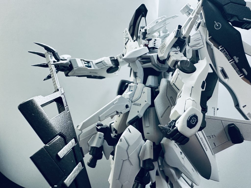 凛々しいポーズで最後まで見てくれてありがとうございます。色々バタバタしていて中々新しい機体を作れない状況でしたが、愛機であるこいつはギリギリ改修できてよかったです。撮影環境が変わって、少々見づらい写真ばかりになってしまいましたが、魅力が伝われば幸いです。