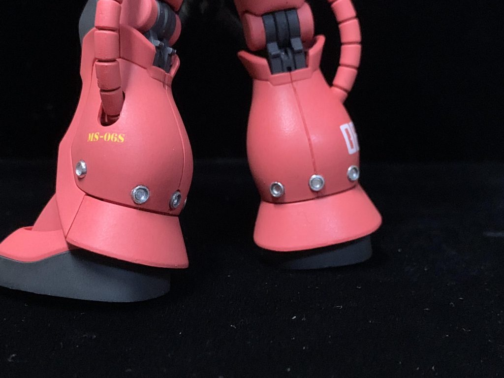 脚部バーニア。脚部に3mm穴を開けて埋め込んでいます。MGと同様の配置にしましたが、ノズルのみの配置なので、ポン付け感がありそこは反省点です。