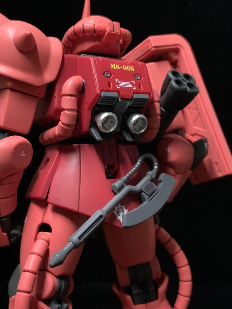 バックパックはMGと同じ形のRGから持ってきています。バックパックの中をくり抜いてプラ板で蓋をし、共通2穴を開けて取り付けています。動力パイプとの接続は真鍮線を使いました。