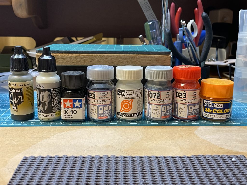 全部ではありませんが、今回使用した塗料たちです塗分にはやはりラッカー塗料プラス水性塗料そしてエナメル塗料ですよね〜笑シールド先端両脇部のスリット部は、本当はエナメル塗料の蛍光グリーンを使用するつもりでいたのですが、どこにも売ってなくて…ラッカー塗料筆塗りという無理難題をクリアしたのはイイ経験となりました笑