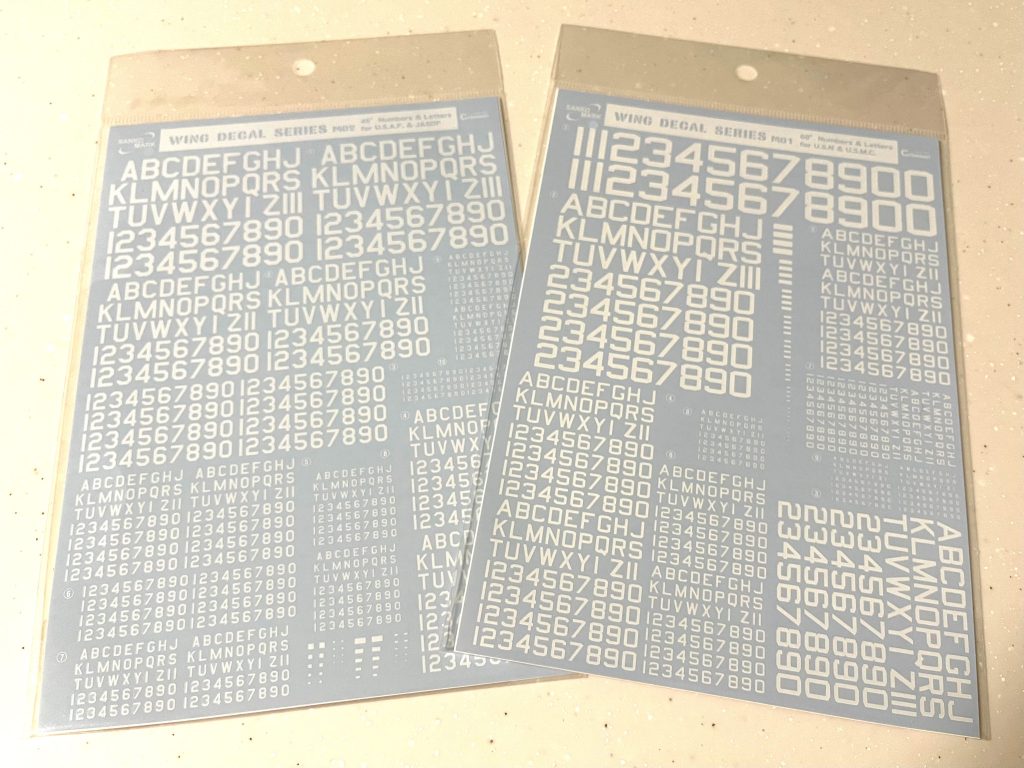 先述のサンコーマークの数字デカールです。「そんなメーカー聞いた事ねぇよ」と言う人も多いかもしれないんですが、日本産の模型のデカールの大半を製造している会社です。たぶん誰もが一度はサンコーマーク製のデカールを使っているはず。珍しく自社ブランドで発売している商品で、現用戦闘機のコードレターを再現するためのものです。