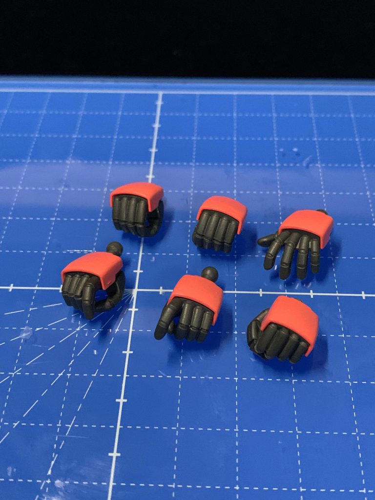 手首は元々豊富ですが、左の握り拳のみグフカスタムから流用しました。