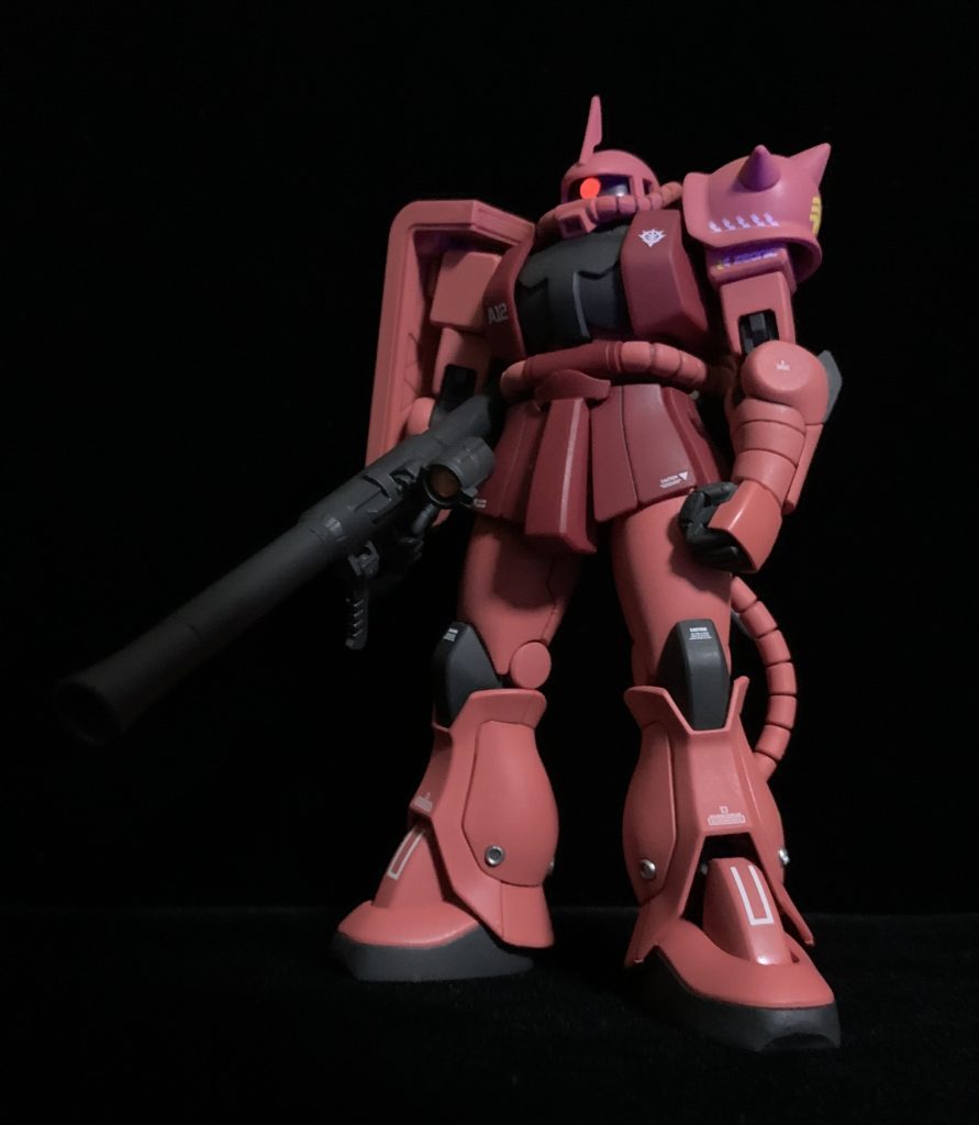 モノアイはクリアパーツに置き換え、蛍光塗料で塗装しました。