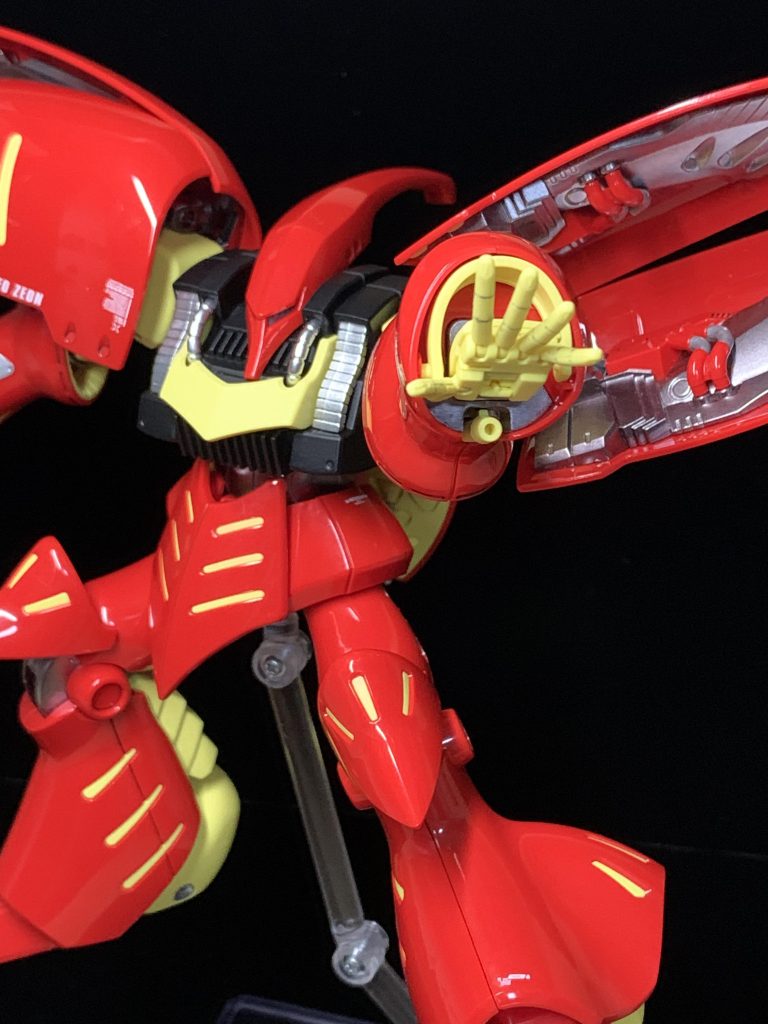 ビームガン。平手は指を全て切り離し独立可動するようにしました。これにより多少表情付けができます。