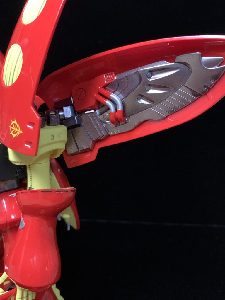 関節部は含めメカっぽい部分はガンダムマーカーヘビーガンメタリックで塗装しました。塗膜も強く優秀です。これによりプル機であった塗膜剥がれがほぼなくなりました。