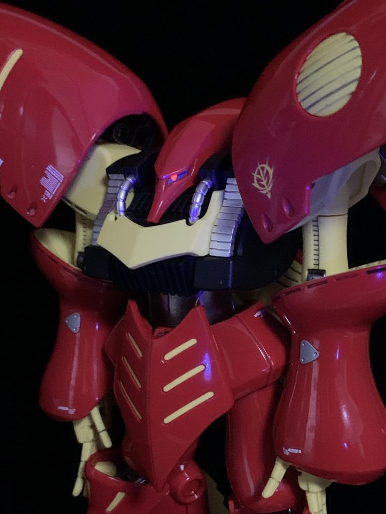 ツインアイは蛍光塗料で塗装しました。