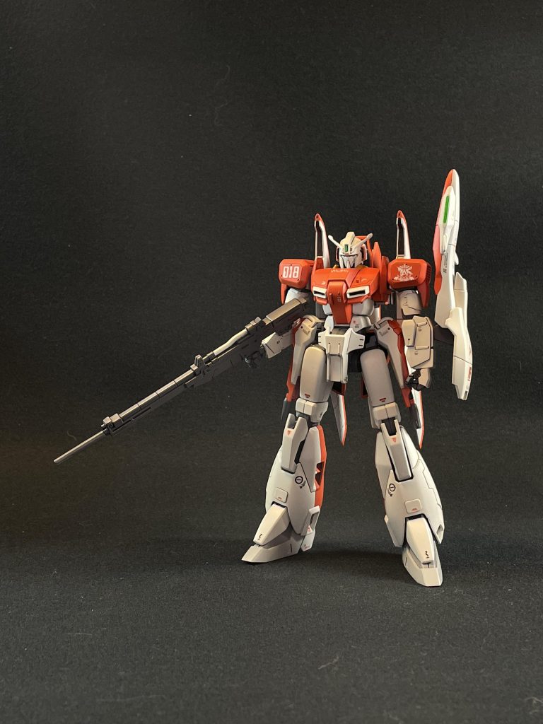 武器は必要最低限(ちょっと寂しい)でもカッコイイ😎両腰部のビームカノンには、大腿部の前方に位置する箱型のパーツが付いていましたが、切り落としました。色々過去の設定を見て、着いてない方が、カッコよく思えたからなんですが、設定上の正解は未だに不明です。誰か正解を教えてください。武装はその他は、ビームライフルのみ。漢らしい潔さ笑背面のバインダーに取り付けられる構造になってます‼️