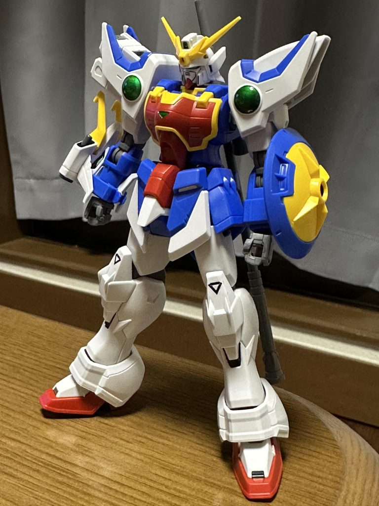 斜めから。旧キットのシェンロンガンダムも昔作ったことがありますが、その頃のに比べると雲泥の差ですね。この技術革新を感じるのが好きです😊