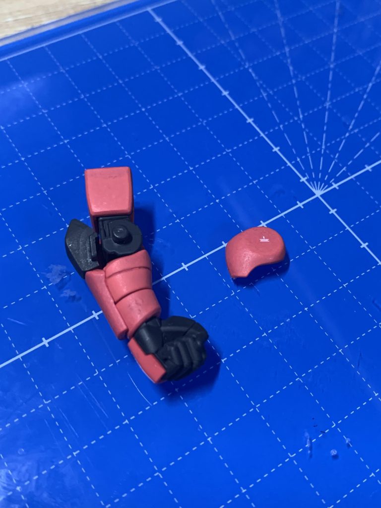 前腕の合わせ目を消すため、エナメル割りに挑戦しました。これによりパーツ分割を変えることができました。