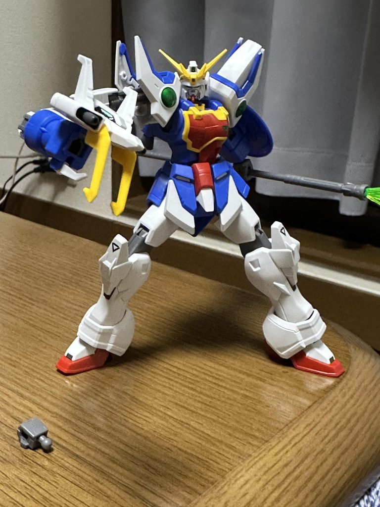 アクションです。他のガンダムと同じく良く動きます。右の肩と二の腕の部分がロックして、固定されて尚且つ見栄えが良く見えるという構造になっているのでオススメです。両手首のグレー部の部分塗装を忘れていました🥲墨入れはまた今度やろうかと思います。