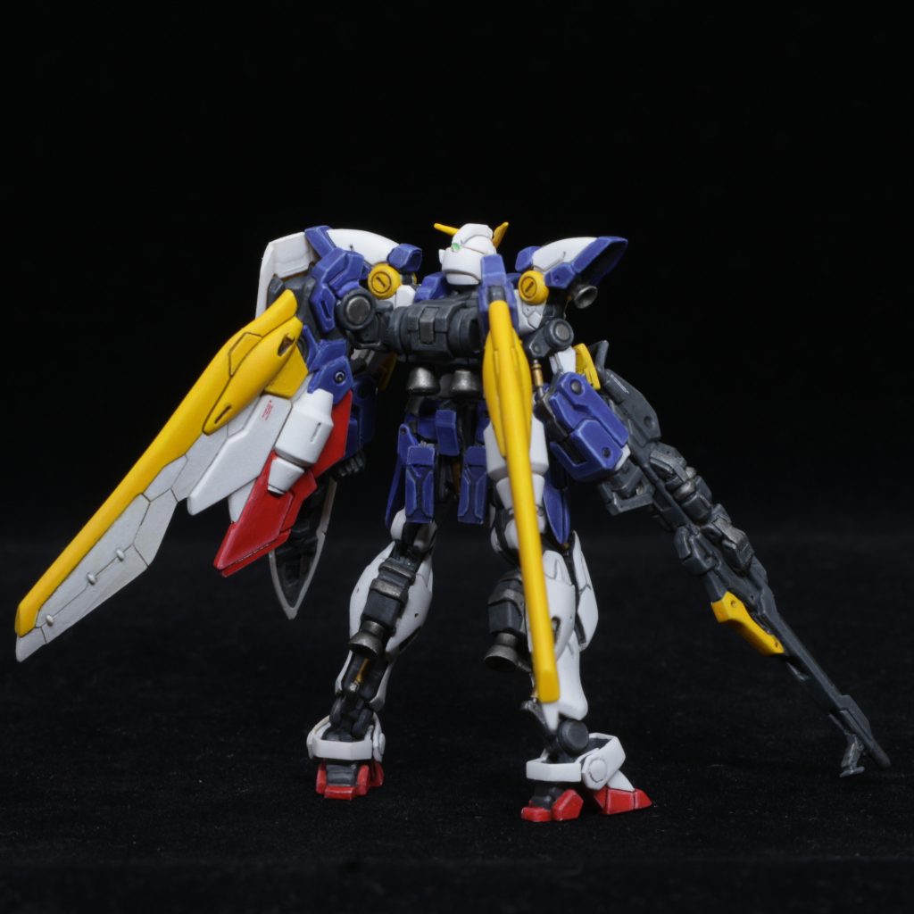 これだけ大きな背負いものがあっても自立します。バスターライフルでバランスを調整しているようです。