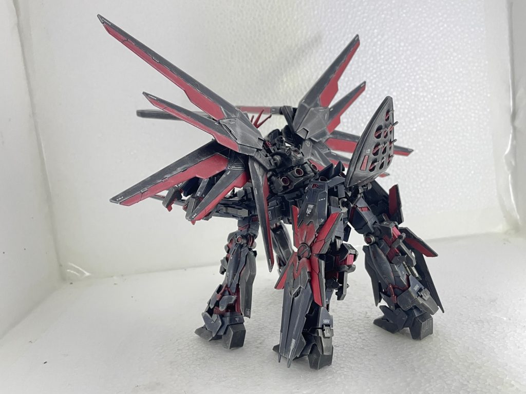 アームドアーマーBSとXCPサイコキャノン発射時の姿。背後ではファンネル射出。