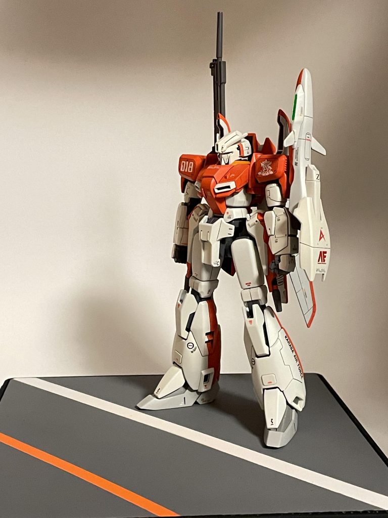 ベースも作成してみました百均ショップで、プラスチック製の蕎麦の皿を購入そのお皿をひっくり返して、塗装した段ボールを乗せて完成です😁待機中の基地をイメージ(?)して、白とオレンジのラインを引いてみました初めてのベース作成ですが、なかなかカッコよく出来たのではないかと自画自賛です😎 