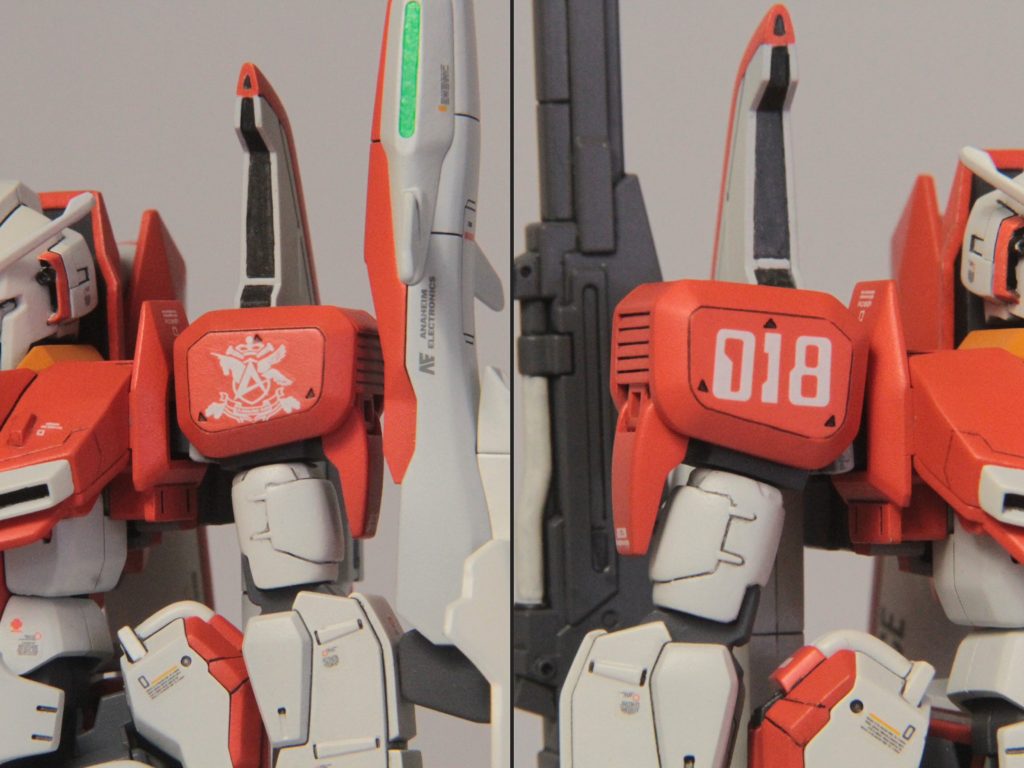 デカール右肩部のナンバーデカールは、ツギハギでうまく表現出来てよかったです左肩部は、本来の白色のアムロマークを入手出来なかったことから、νガンダムのデカールを拝借して使用しました設定的にはありえないんでしょうけど笑シンプルなアムロマークに対して、こちらはコテコテのアムロマーク。ちょっとやっちまったなぁ的な気持ちもないことはないんですが、コレはコレでなかなか凛々しい感じ笑　なかなか良い感じです😏 