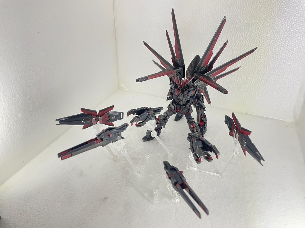 アームドアーマーBS、VN、ファンネルシールド、ファンネルを射出しオールレンジ攻撃。自身はサイコフィールドを張り防御。