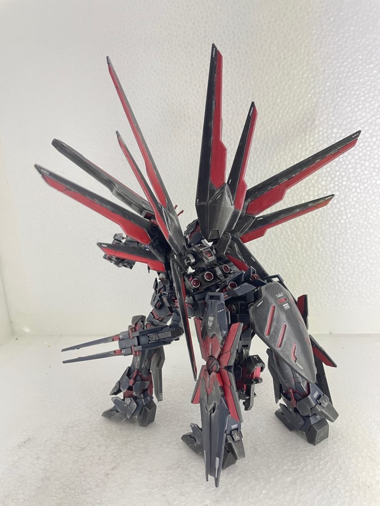 〇ユニコーンガンダム・バンシィ・ペガッサ装備アームドアーマーVN×2、アームドアーマーBS×2、アームドアーマーXCP（XCプログレス）（フリーダムガンダムバックパック）、アームドアーマーFT（ファンネルテイル）（キュベレイファンネル）、ファンネルシールド×2、バックパックのビームサーベルは排除（腕のビームサーベルは装備）、他バンシィの装備。〇特徴1体のバンシィからコピーを作成、2体を合体させた形がペガサスの姿をしていることが名前の由来。出力及び機動性も向上している。サイコフレームの総量はバンシィの2倍+アームドアーマーXCP＆FTとなる。またXCPの効果で、2体のサイコフレームを強制共振させ単独意思でのサイコフィールド発生が可能。プル１３という強力な「パーツ」のもと鬼神のごとく戦場をかける。