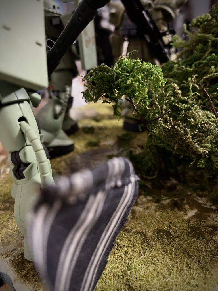 後ろから旗はジオンのマークのデカールを貼ってますちなみにザクは一番前からエコプラグフ二番目は旧hgザク一番後ろはリバイブ版ザクです