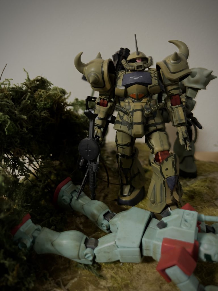 一番前のザクはエコプラのグフでサーフェイサーを吹かずに塗料を吹いて暗い感じにしました柄は適当