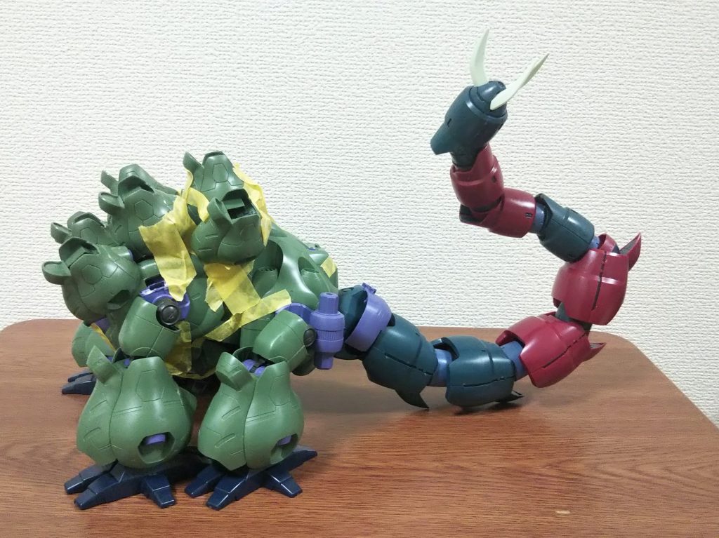 製作初期段階。1/100グシオンと1/144グシオンをこれでもかってくらいミキシングして胴体を作ります。首の根元が1/144グシオンの足です。尻尾はMGズゴックの腕と足をつないでそれっぽく。足首は巨体を支えるため、デビルガンダムのものに決定。