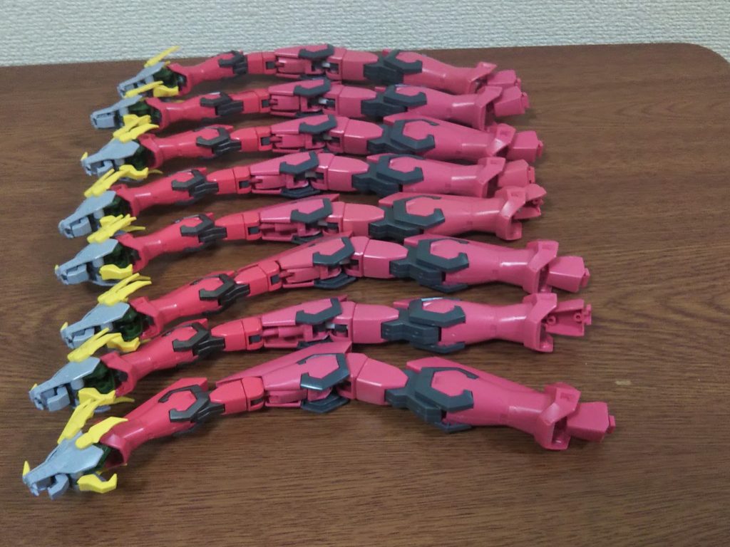 頭はジーエンアルトロンの狼ヘッドにジーエンアルトロンのクロー部分を後ろ向きに張り付けて作成。さらに口の中に牙、鼻先に角も追加しています。これに1/100と1/144のイージスガンダムの手足をつなげて首としました。これを8つ作成‥首は首の自重を支えるため、根元に向かって太くしています。キリンさんの首と一緒ですね。ちなみにキングギドラの首は太さが均一なので自然界で存在するには難しいと思います。