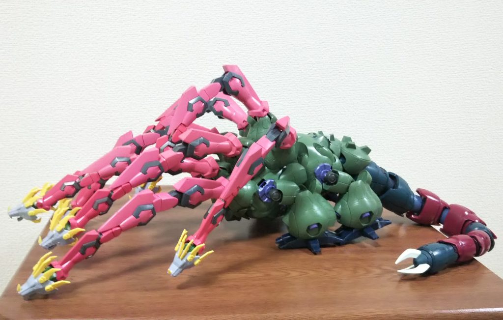 各関節が稼働可能なため、伏せのポーズも可能。ヤマタノオロチの伏せ、ちょっとかわいい‥!