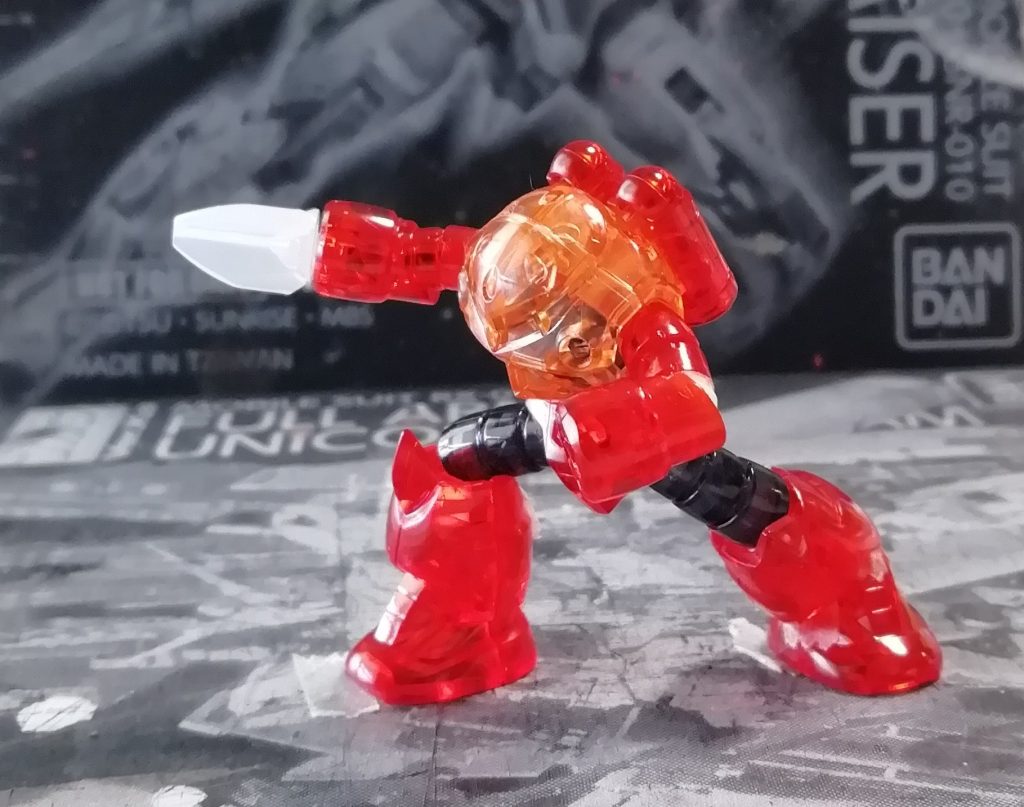 ズゴックのポージングは気に入るまで仮組み調整を繰り返しました　