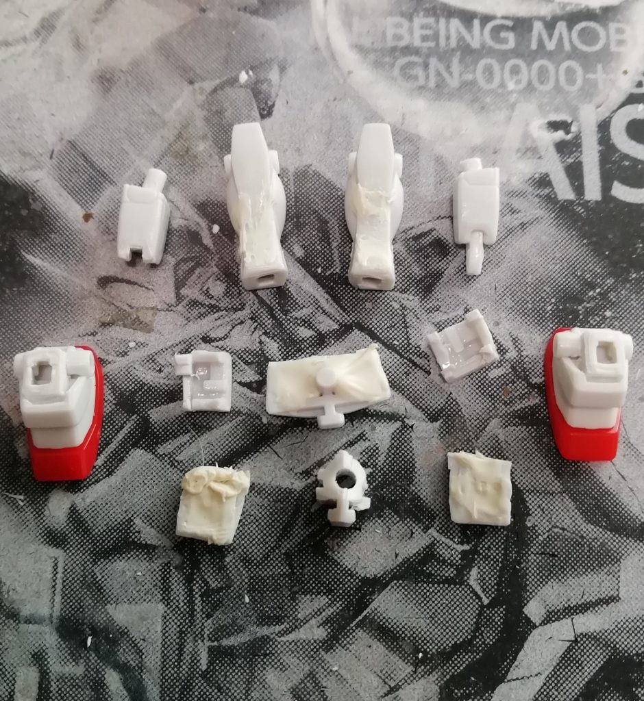 こんな感じで一旦全てのパ－ツを切り離しております　超音波カッターがあればと思いましたが　あれかなり高額ですので手がでません