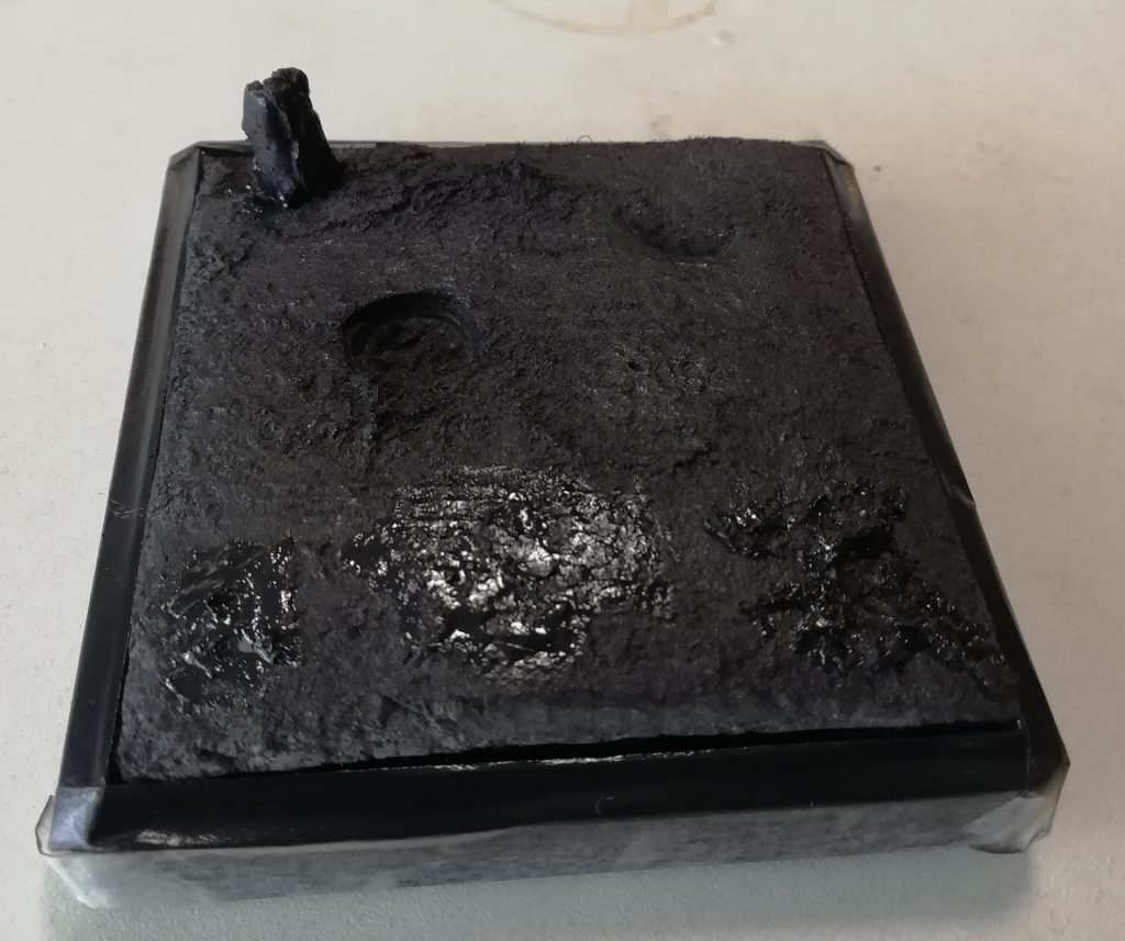 ジオラマベ－スは庭のモルタル滑り止めに紙粘土を押し当てて型取りしました　何から取ろうか迷いましたがこれが一番良かったです