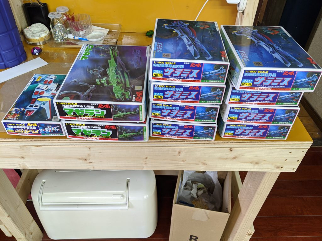 コロナ前にまとめ買い・・・お気づきだろうか?ホワイトベースの箱がサラミスと同じ大きさ・・・間違って2400分の一を買ってしまったんです。