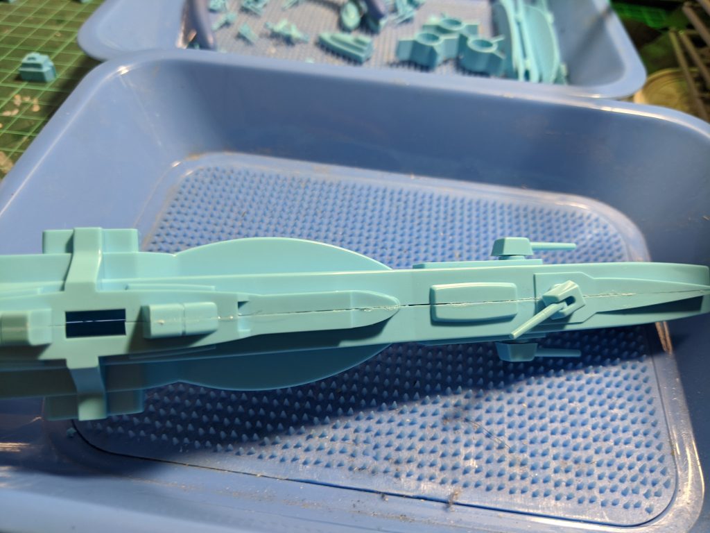 旧キットあるある。金型の精度が低いので普通にパーツが合わずに隙間ができるし、ダボが貧弱なので油断すると合わせ目がずれて合わせ目消しで地獄を見ます。