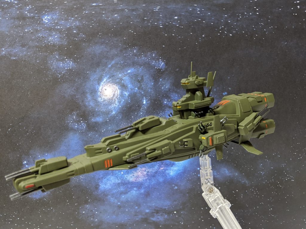 元の色があまりにも緑だったのでダークグリーンに塗っています。説明書にはサラミス色のもあるとのことです。