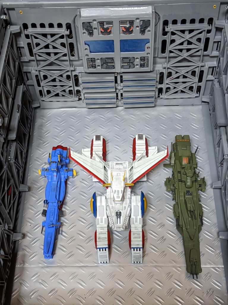 大きさ比較、全長はマゼランが若干長いですが横幅はホワイトベースが一番です。