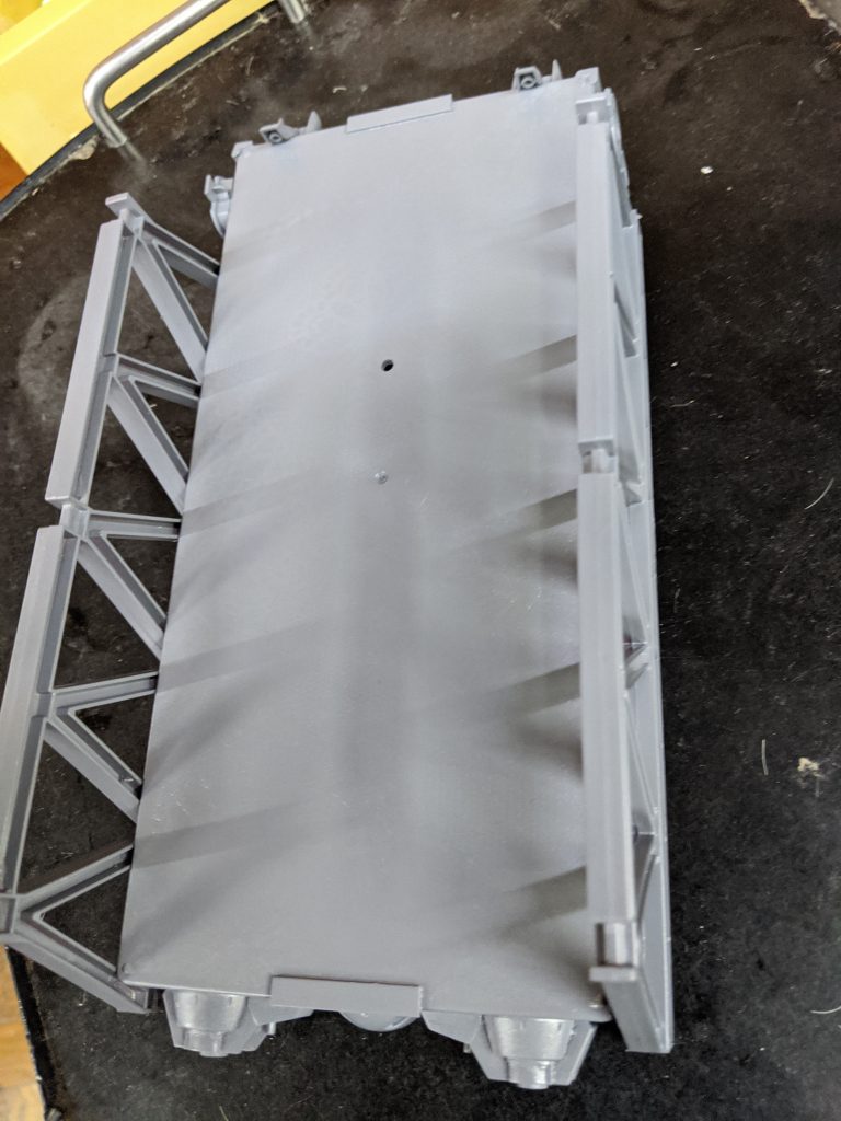 ホワイトベースの固定台、プラ棒で本体の下の穴にさして固定します。