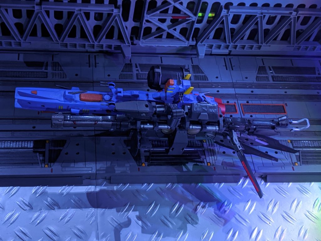 具体的には戦艦レベルのジェネレーターによるハイパーメガ粒子砲の運用である。これに対し、アナイハムはサラミスを実験艦として外付けオプションとしてのハイパーメガ粒子砲の実験を行った。