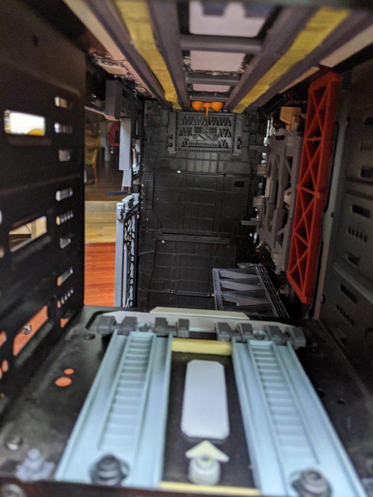 100均の電車のレールなどそれっぽいものをボンドでくっつけています。