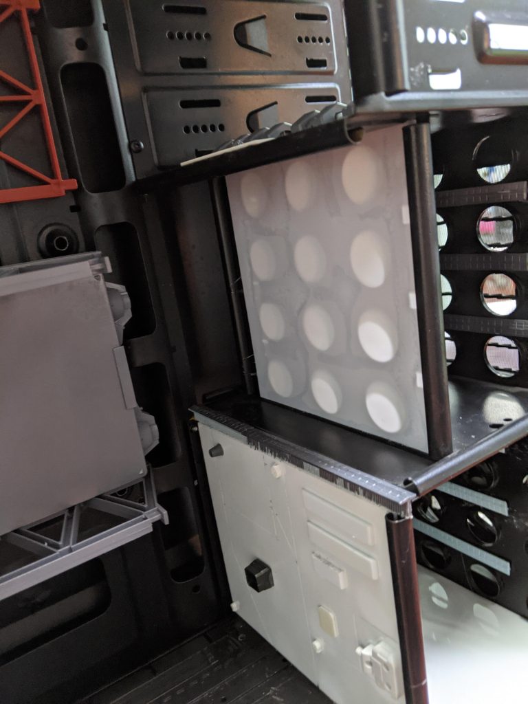 プラ板で仕切り、いろいろくっつけて情報量を上げます。