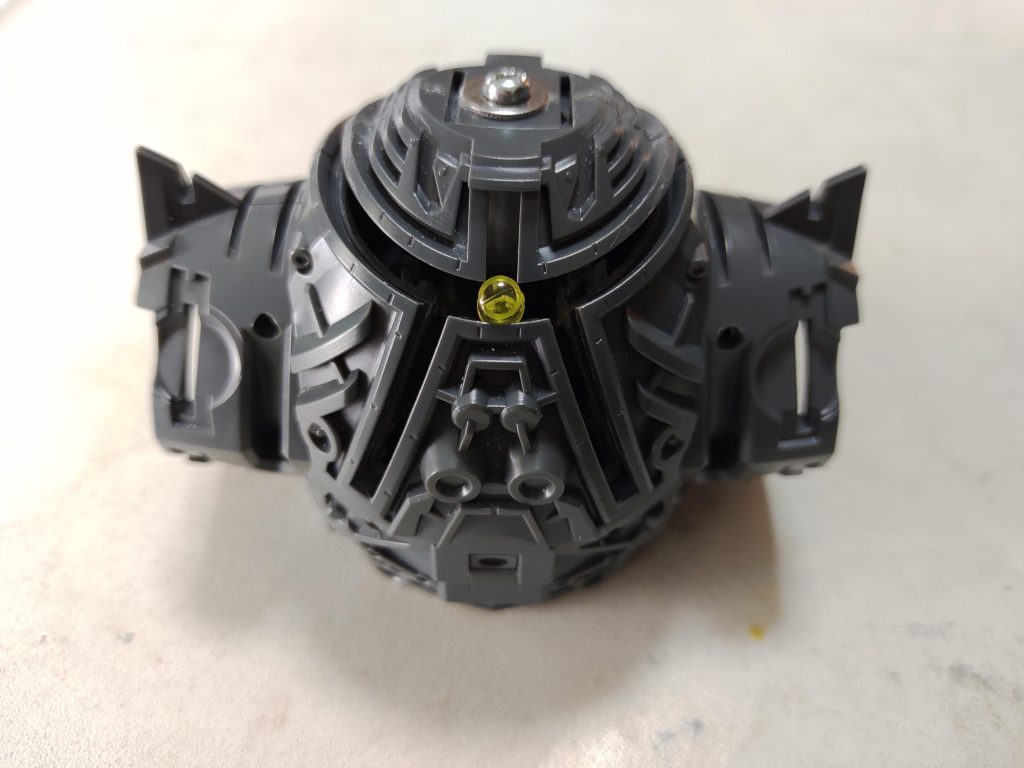 HGなのに上半身内部フレ－ムがあり電飾への障害あり　思うように出来ませんでした　電飾は難しい・・・