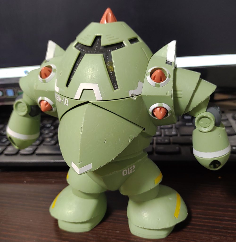 デカ－ル貼りと識別体の塗装　マスキングのみで横着してエッジ部分にかかるように識別体を塗装したんですけど違和感があり　エッジ部分から1ｍｍタガネで削りました