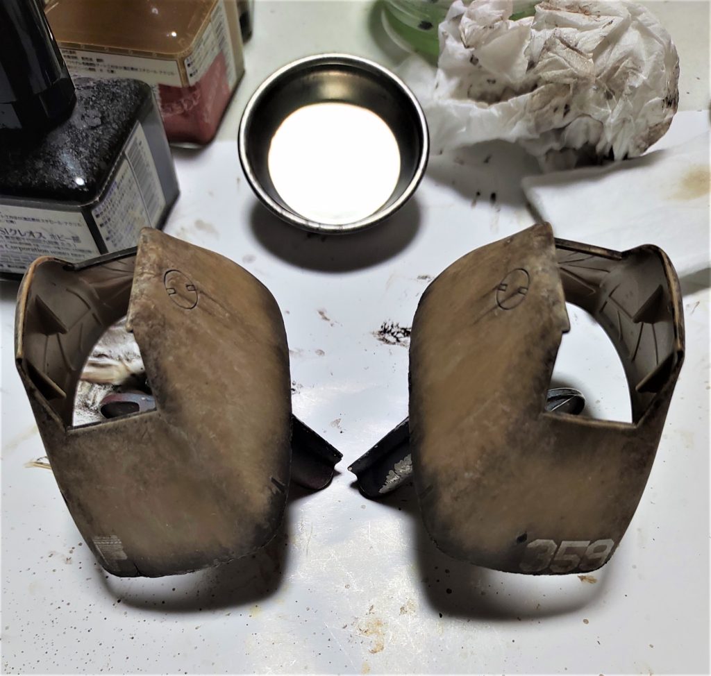 筆で重力に逆らわない様にウェザリング　マルチホワイトとグランドブラウン　最終にマルチブラックを使用してます（クレオス）　