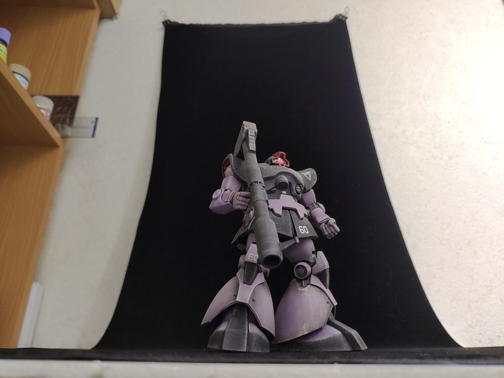 撮影風景です　右から蛍光灯の光を調節したり間接照明にしたり、左に窓がありますので太陽光を入れてみたり色々やっています