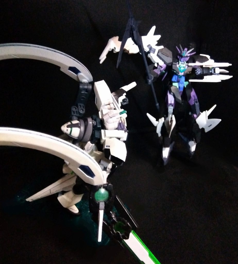 GBNにてヒロトが駆るプルタインガンダムと遭遇し、自機のオリジンともいえるダイバーとその乗機を相手に一戦を交えるも(当然ながら)敗北しかし、次にまみえる時には、もっと良い戦いが出来るようにとムーンエスアーマーを改修した機体がムーンエスガンダム Ao(MOON3.5GUNDAM Alter one)であるまた改修に伴い、機体各所も青を基調としたカラーリングに変更されている