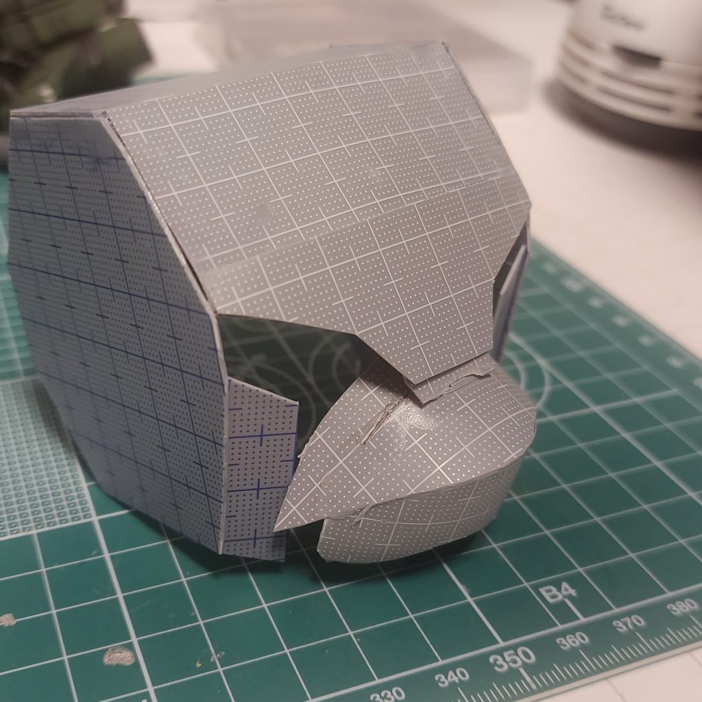 プラ板で顔からつくりました。