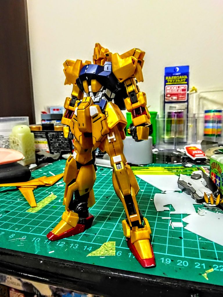 初期段階で腹蛇腹にすると決めていて、理由はFFSの作者永野護氏によるデザインであるためです!!!というか毎回思うのですが僕の作業机汚くない??