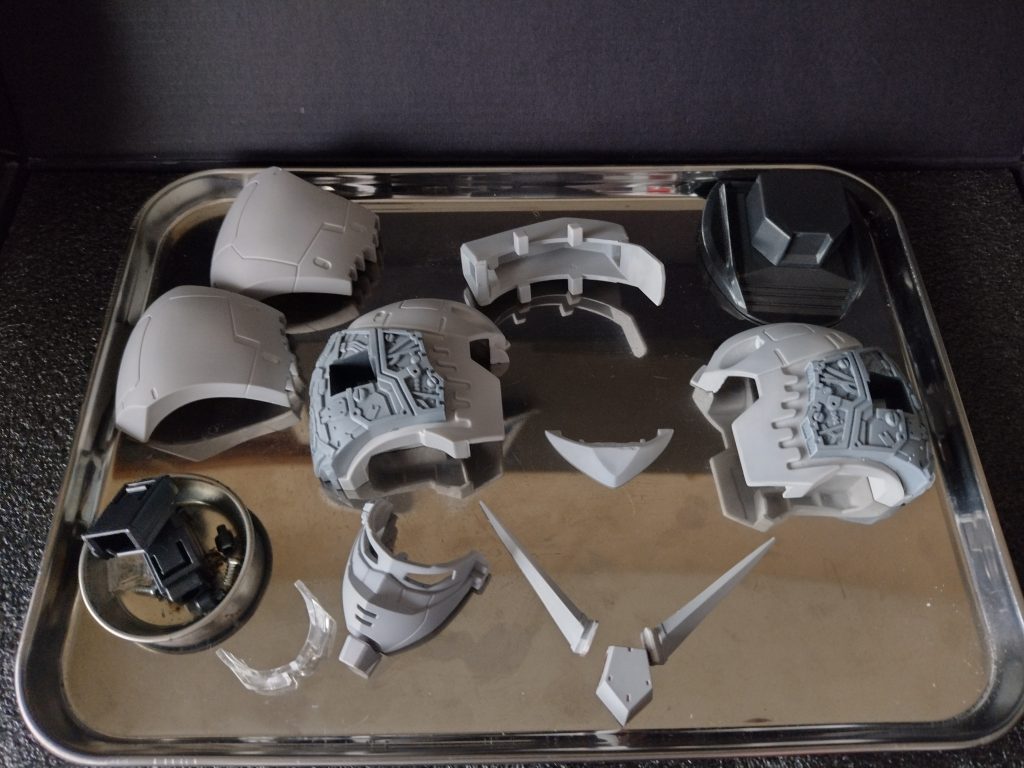 分解さえすんなり行けば、これだけバラせるので、加工や塗装し易いと思います