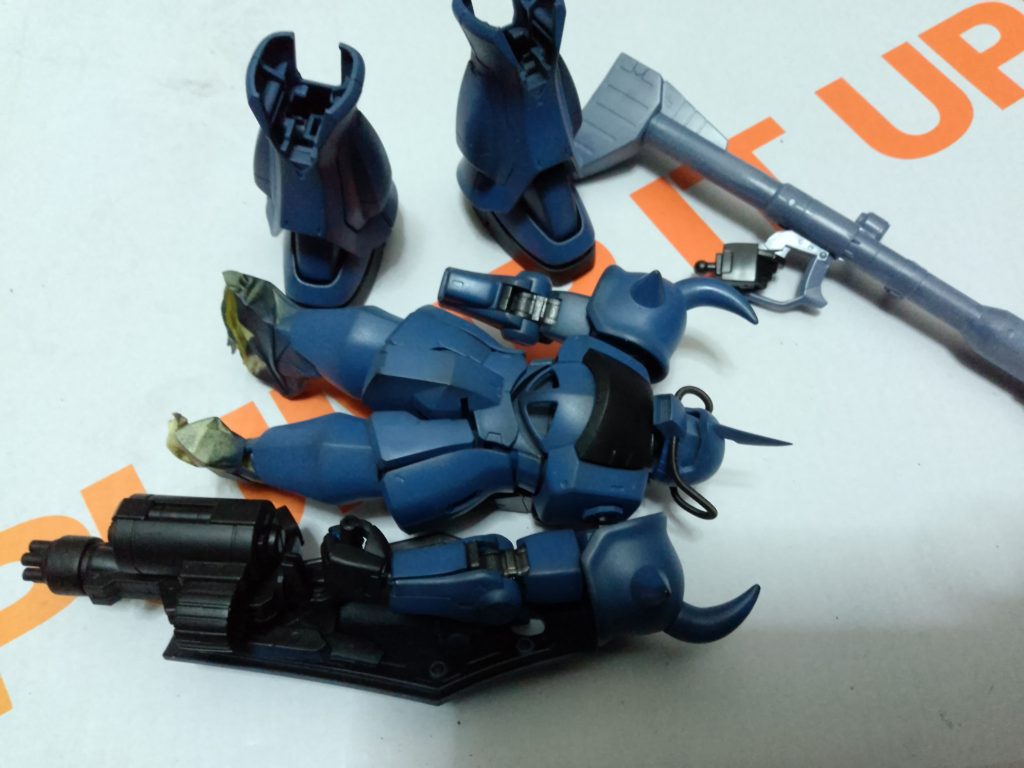 関節部と本体色の塗装の塗り分けのために前腕部を後はめしていますがヒザの関節はマスキング塗分けています本体はマイブームのガイアノーツのマーズディープブルーを黒サフの上から塗装各種デカールは「GFFMC」版を参考にしつついろんなデカールの中から大河原先生っぽくなるイメージで貼っていますショルダーアーマーの白いラインは以前はデカールでしたが今回は塗装にしていますがどっちも面倒です