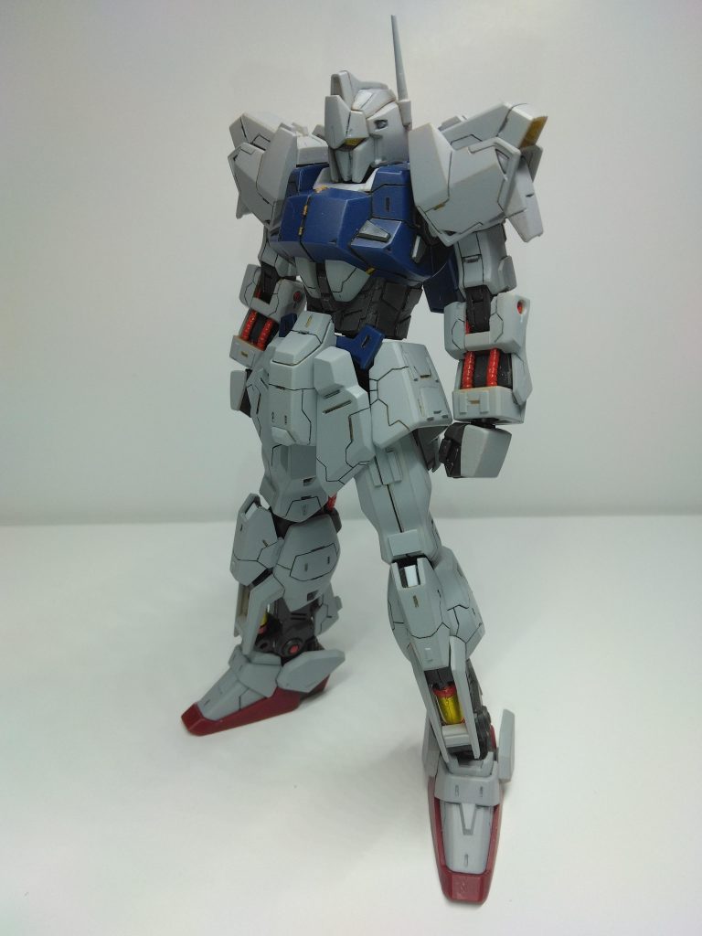 下地塗装はこんな感じでだいぶ落ち着きましたね!!!でもサフを吹きすぎたせいでスジ彫りをしたところが埋まるという失態を犯し再度堀なおしました………