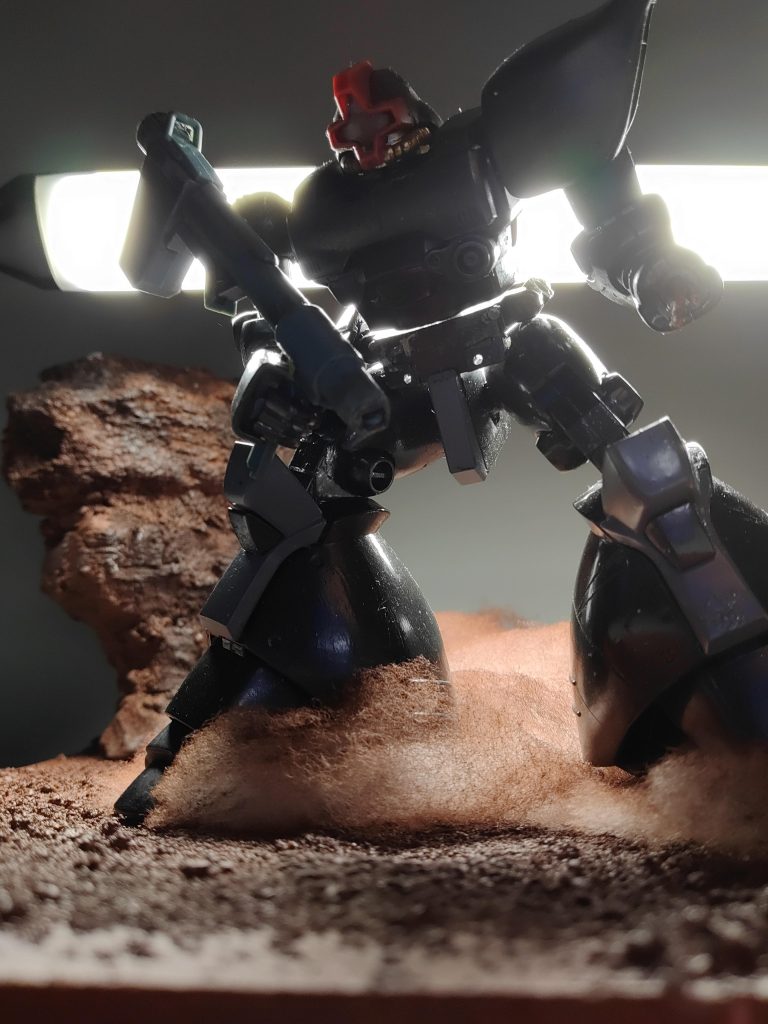 これは私がガンプラを作りたてのときに作ったリックドム？です。そのリックドムをジオラマに乗せて本番でどのようにするかを考えていました。ちなみにこのドムのジオラマの足場はポスターくらいの大きさで作ってるのでかなり保管に困っています。それを切り取って今回利用しました。背景の岩？もです。